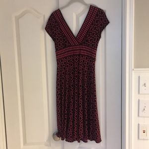 Maggie of London polyester v neck knit dress size 4.  Pink & black print.